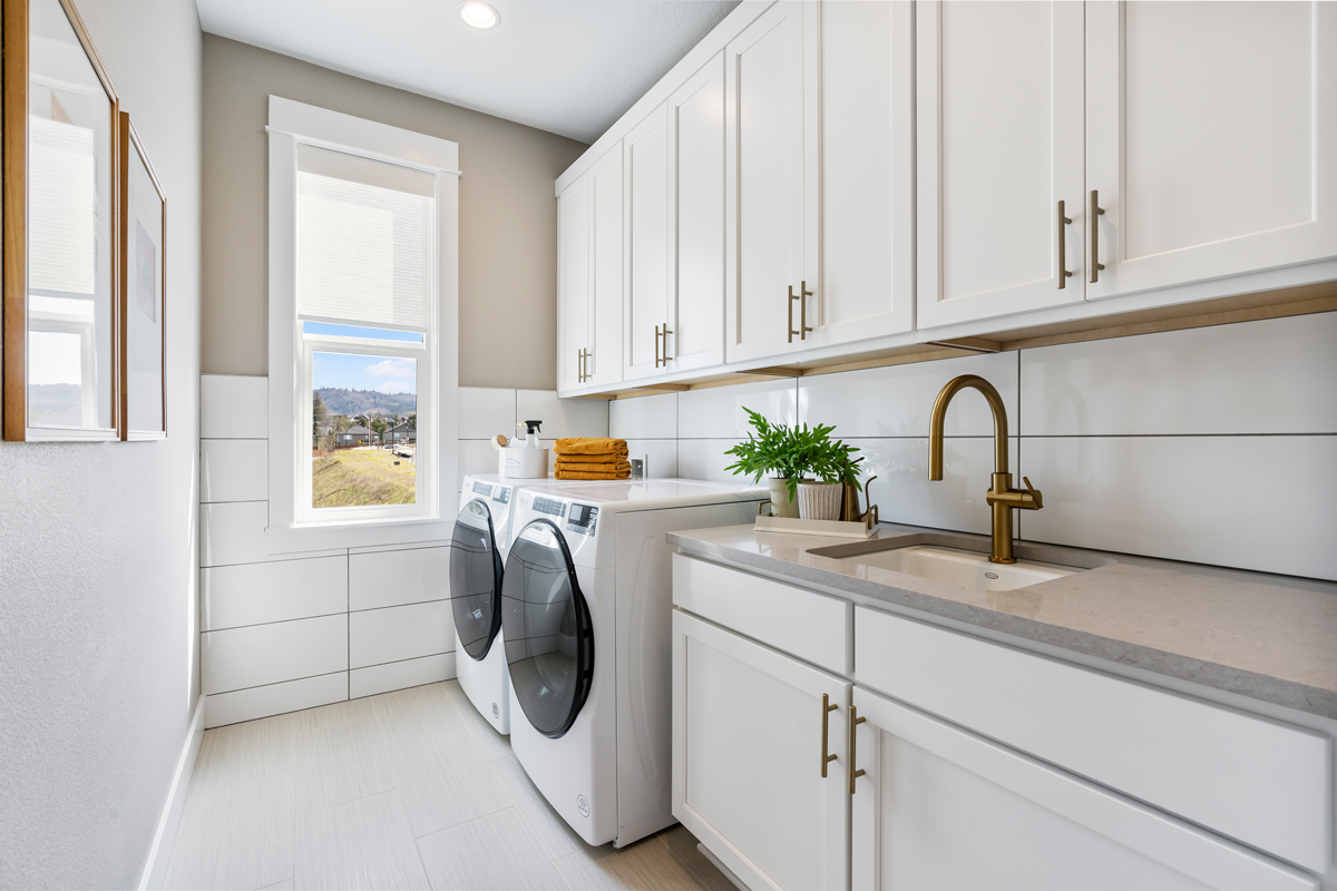 Donovan Basement Farmhouse Laundry