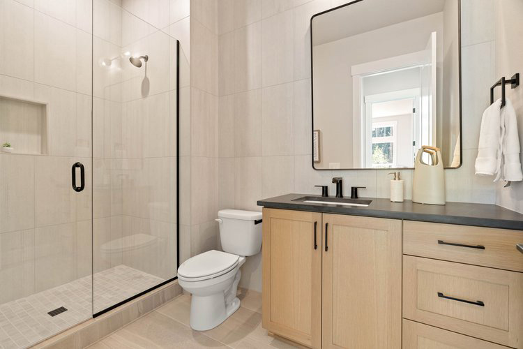 Tulane Meadows home bathroom