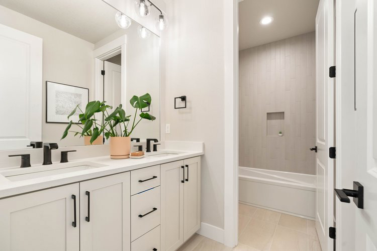 Tulane Meadows home bathroom